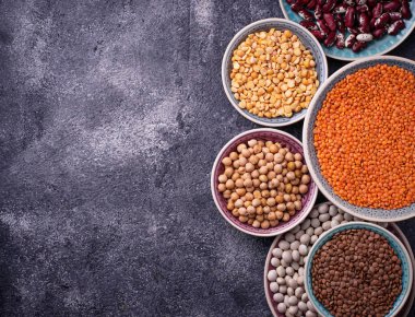 Çeşitli baklagiller. Nohut, kırmızı mercimek, siyah mercimek, sarı p