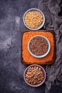 Çeşitli baklagiller. Nohut, kırmızı mercimek, siyah mercimek ve bağırma