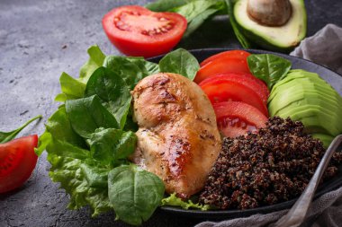Sebze ve quinoa ile ızgara tavuk fileto