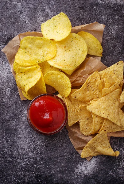 Bramborové lupínky a mexické Kukuřičné nachos — Stock fotografie