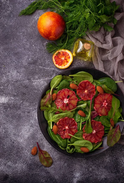 Salada saudável com espinafre e laranjas sangrentas — Fotografia de Stock