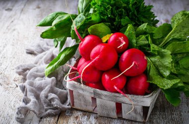 Taze turp, ıspanak ve maydanoz