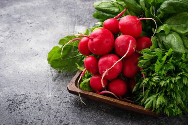 Taze turp, ıspanak ve maydanoz