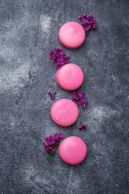 Pembe macaroons ve leylak. 