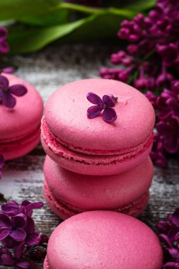 Pembe macaroons ve leylak. 