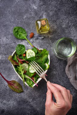 Salata salatalık ve badem ile karıştırın