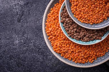 Siyah ve kırmızı mercimek ile kase