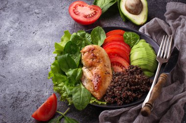 Sebze ve quinoa ile ızgara tavuk fileto