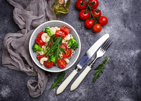 Ensalada con pasta, tomates, brócoli y rúcula — Foto de Stock