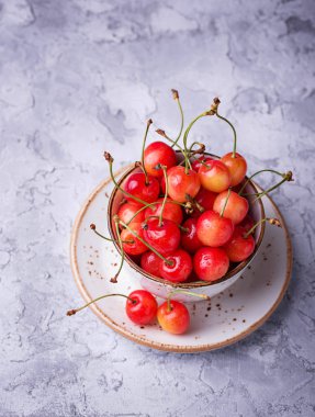 Beton zemin üzerine taze Olgun Kiraz