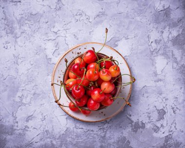 Beton zemin üzerine taze Olgun Kiraz