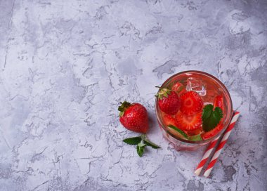 Yaz taze içki çilek mojito 