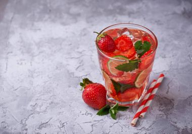 Yaz taze içki çilek mojito 