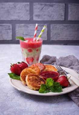 Çilek reçelli krep peynir