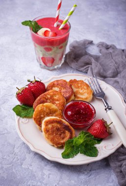Çilek reçelli krep peynir