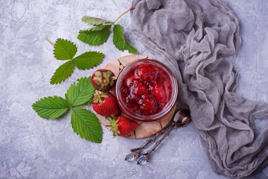 kavanoz içinde çilek reçeli