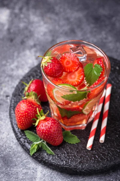 여름 신선한 음료 딸기 모 히 토 — 스톡 사진