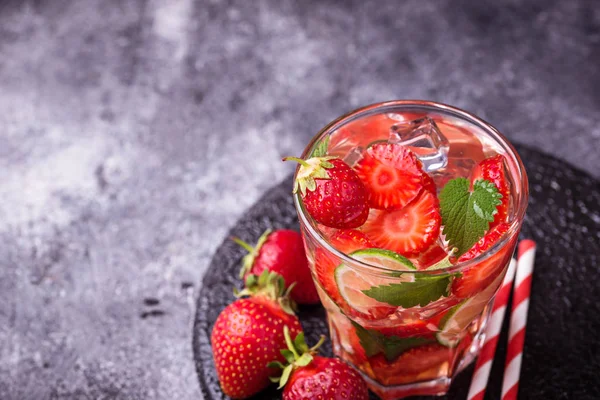 여름 신선한 음료 딸기 모 히 토 — 스톡 사진