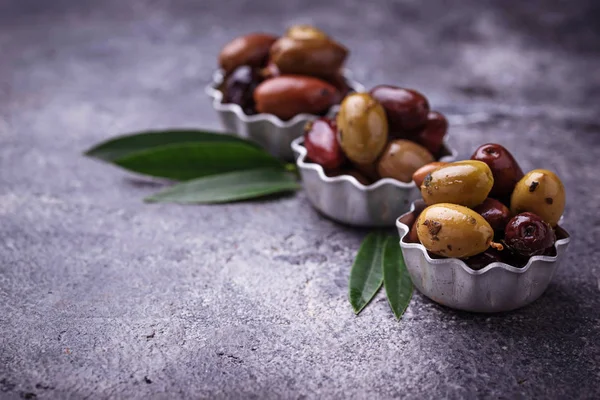 Миски з різних середземноморської оливки — стокове фото