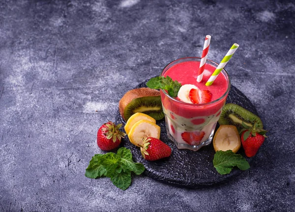 Smoothie med jordgubbar, banan och kiwi — Stockfoto