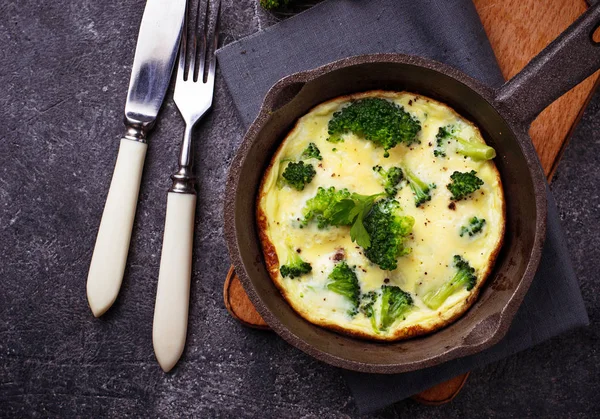 Omelette with broccoli — Stock Photo, Image