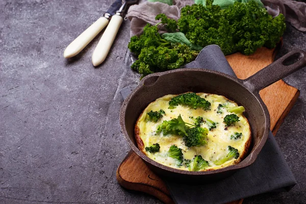 Brokoli ile omlet — Stok fotoğraf