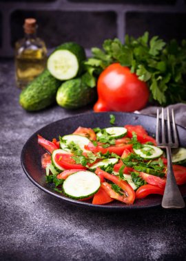 Salatalık ve domatesli sebze salatası.