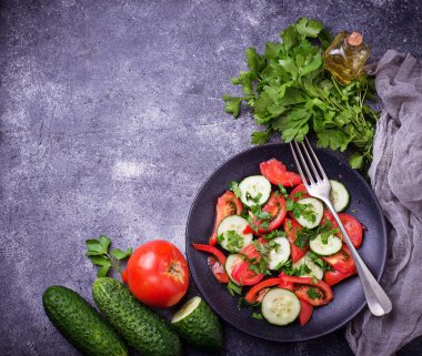 Salatalık ve domatesli sebze salatası.