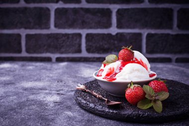 Dondurmalı çilek tepesi