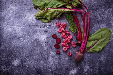 Pancar kırmızı makarna