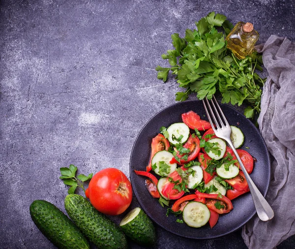 Salatalık ve domatesli sebze salatası.