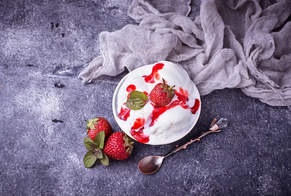 Παγωτό με το κάλυμμα φράουλα — Φωτογραφία Αρχείου