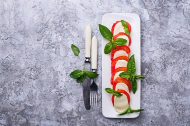 Mozzarella peyniri, domates ve fesleğen ile İtalyan caprese salatası