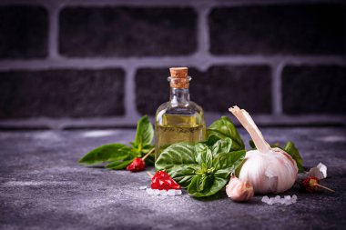 Taze yeşil fesleğen zeytinyağı ve sarımsak ile