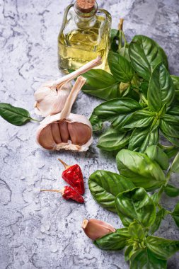 Taze yeşil fesleğen zeytinyağı ve sarımsak ile