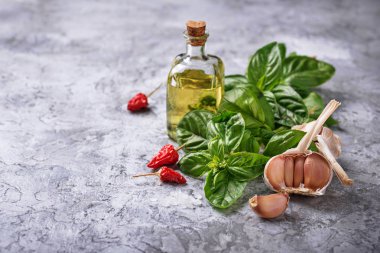 Taze yeşil fesleğen zeytinyağı ve sarımsak ile