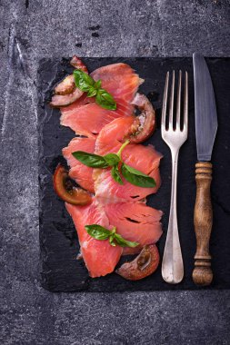 Somon carpaccio fesleğen ve domates ile