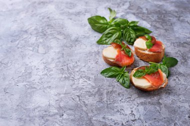 Crostini somon, mozarella, domates ve fesleğen ile