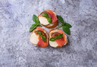 Crostini somon, mozarella, domates ve fesleğen ile