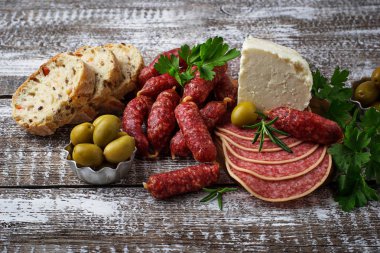 İtalyan meze seçimi. Şarap snack seti. 