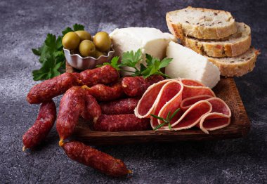 İtalyan meze seçimi. Şarap snack seti. 