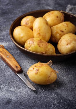 sepet içinde Çiğ patates