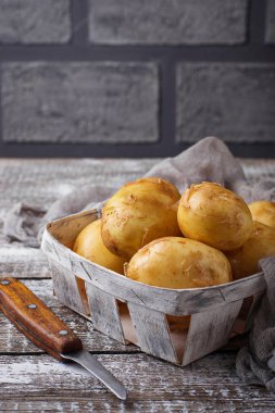 sepet içinde Çiğ patates