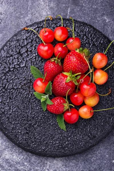 Fresa fresca madura y cereza — Foto de Stock