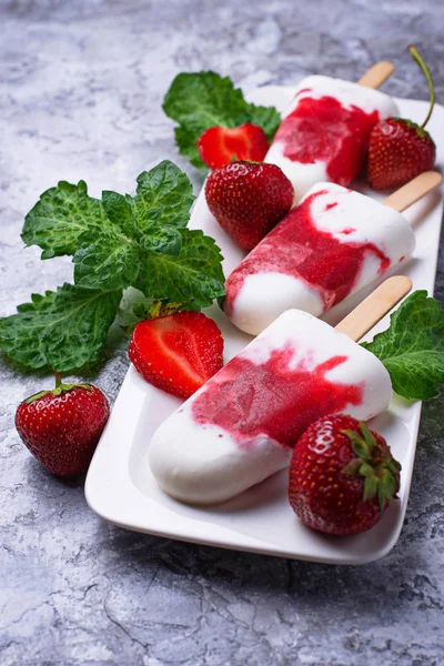 Strawberry vanilla popsicles — Stock Photo, Image