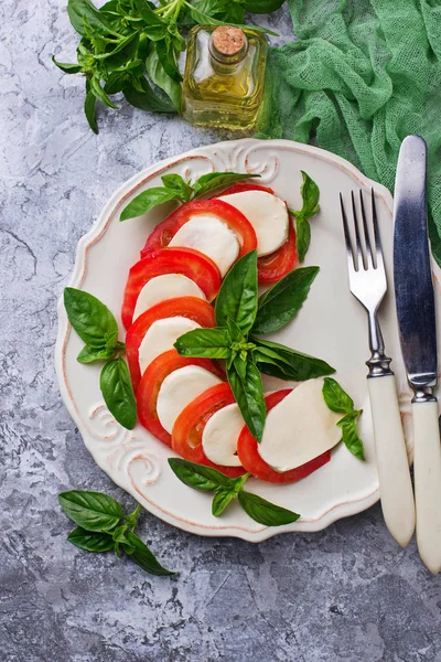 Italské caprese salát s mozzarellou, rajčaty a bazalkou — Stock fotografie