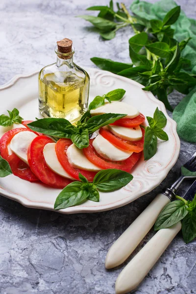Italské caprese salát s mozzarellou, rajčaty a bazalkou — Stock fotografie