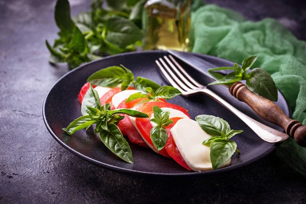 Ensalada Caprese Italiana con Mozzarella, Tomates y Albahaca — Foto de Stock