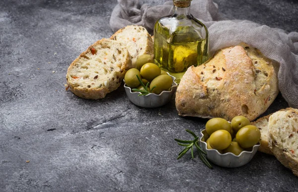 Pão ciabatta italiano com azeitonas . — Fotografia de Stock
