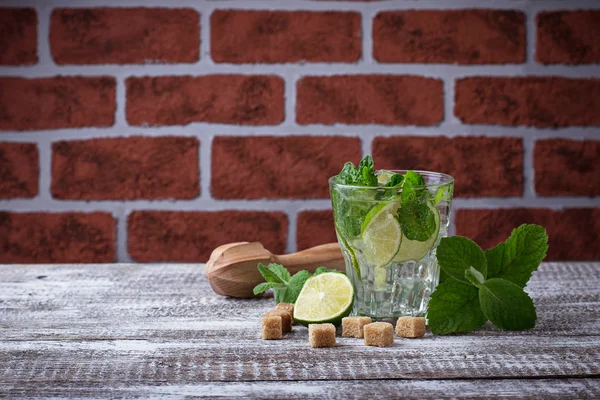 Nyári ital mojito rum, menta, jég és lime — Stock Fotó